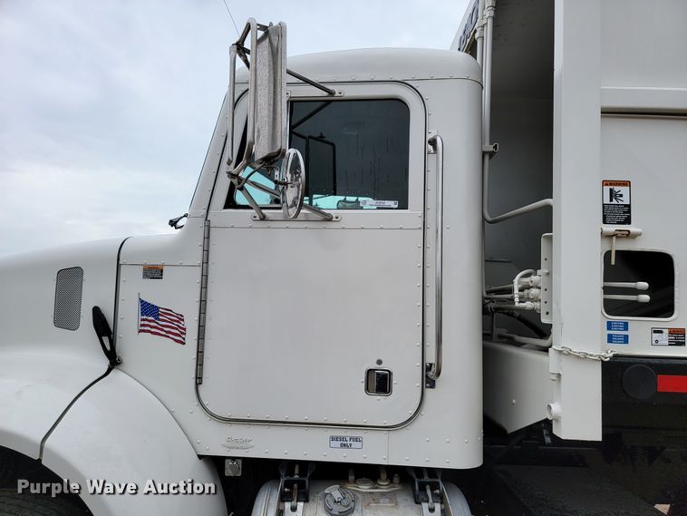 image for item JC9752 2004 Peterbilt 330  refuse truck