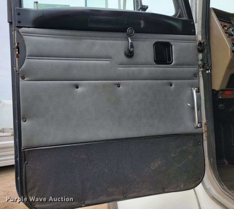 image for item JC9752 2004 Peterbilt 330  refuse truck