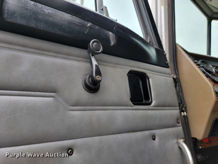 image for item JC9752 2004 Peterbilt 330  refuse truck