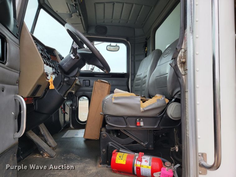 image for item JC9752 2004 Peterbilt 330  refuse truck