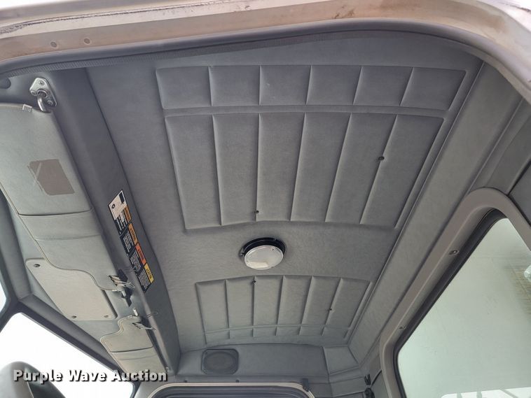 image for item JC9752 2004 Peterbilt 330  refuse truck