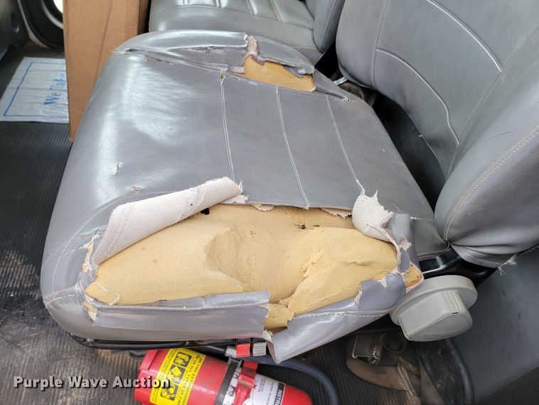 image for item JC9752 2004 Peterbilt 330  refuse truck