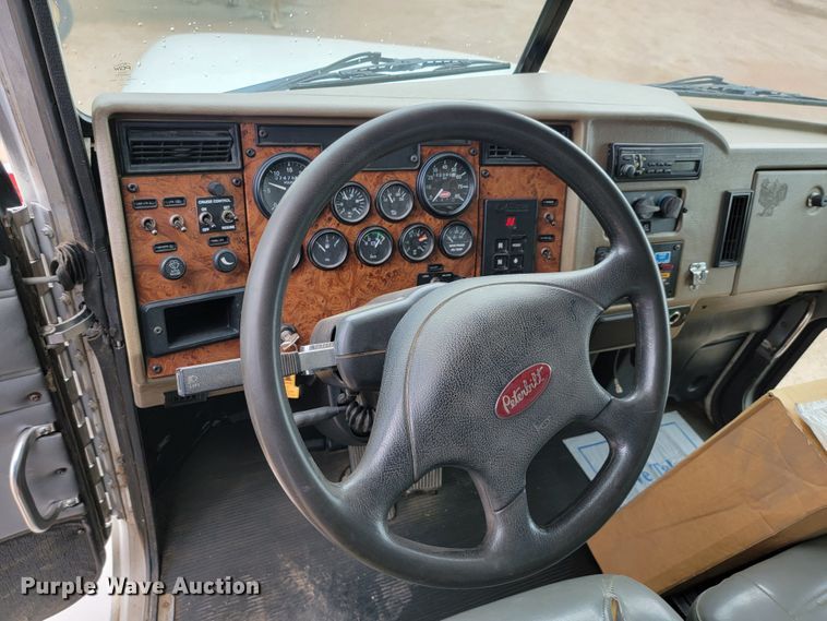 image for item JC9752 2004 Peterbilt 330  refuse truck