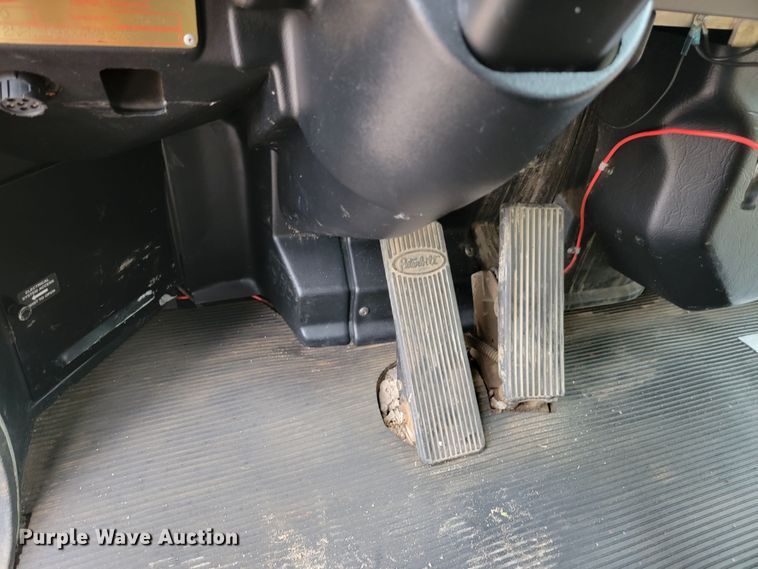 image for item JC9752 2004 Peterbilt 330  refuse truck