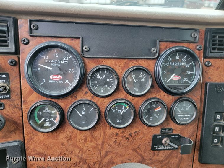 image for item JC9752 2004 Peterbilt 330  refuse truck