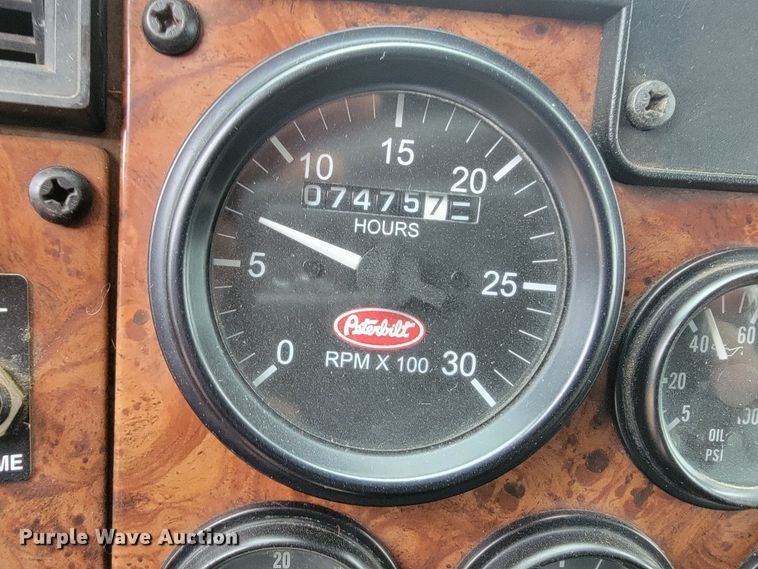 image for item JC9752 2004 Peterbilt 330  refuse truck