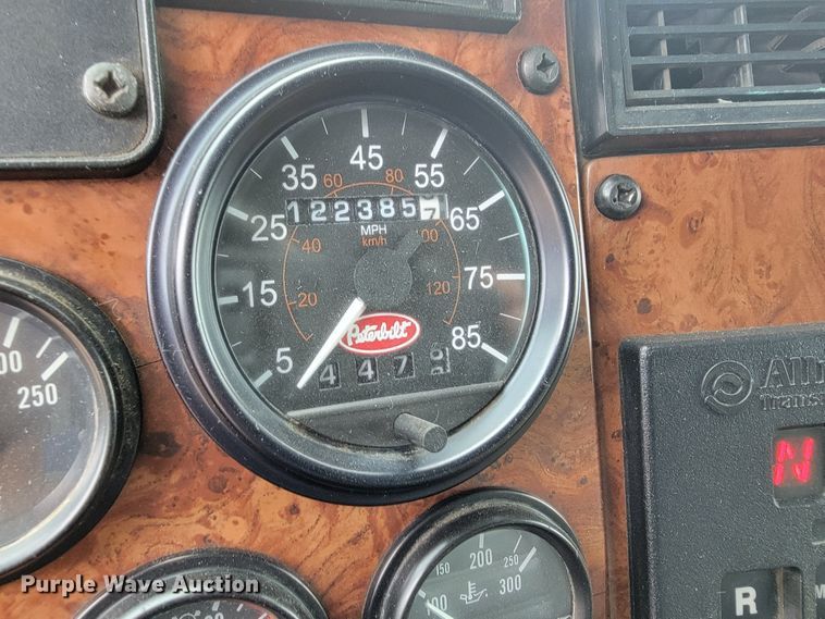 image for item JC9752 2004 Peterbilt 330  refuse truck