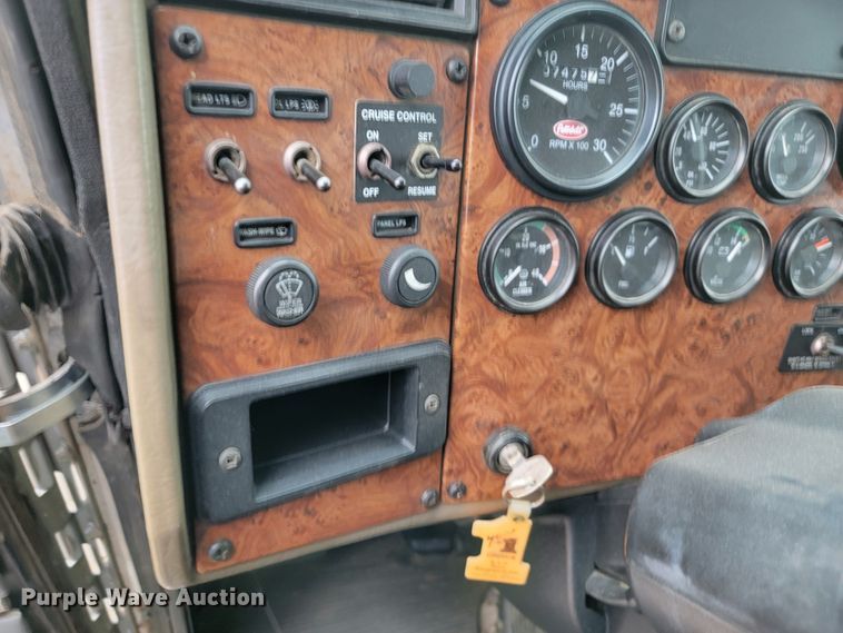 image for item JC9752 2004 Peterbilt 330  refuse truck