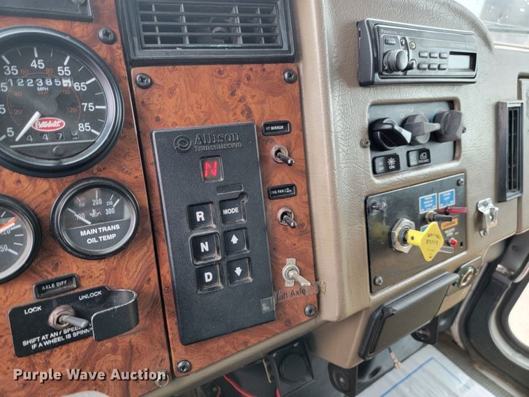 image for item JC9752 2004 Peterbilt 330  refuse truck