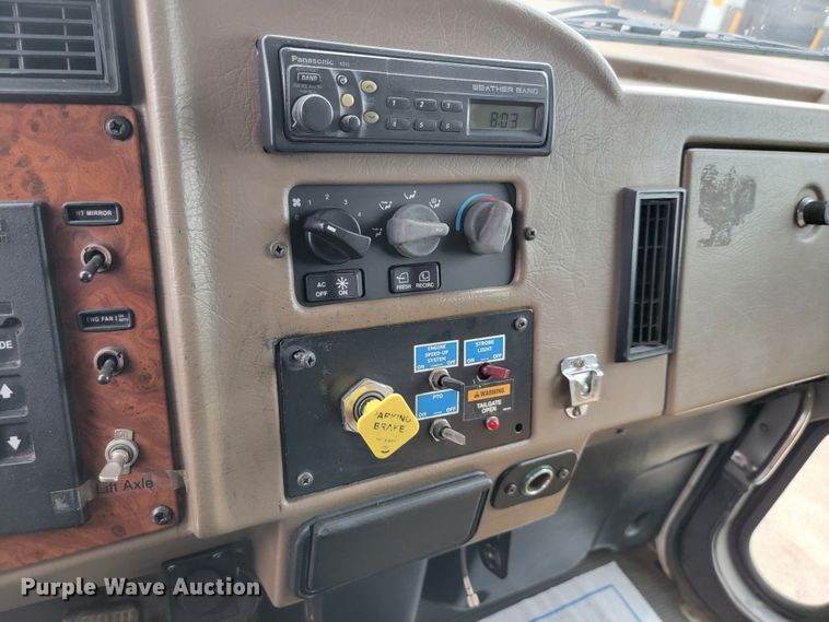 image for item JC9752 2004 Peterbilt 330  refuse truck