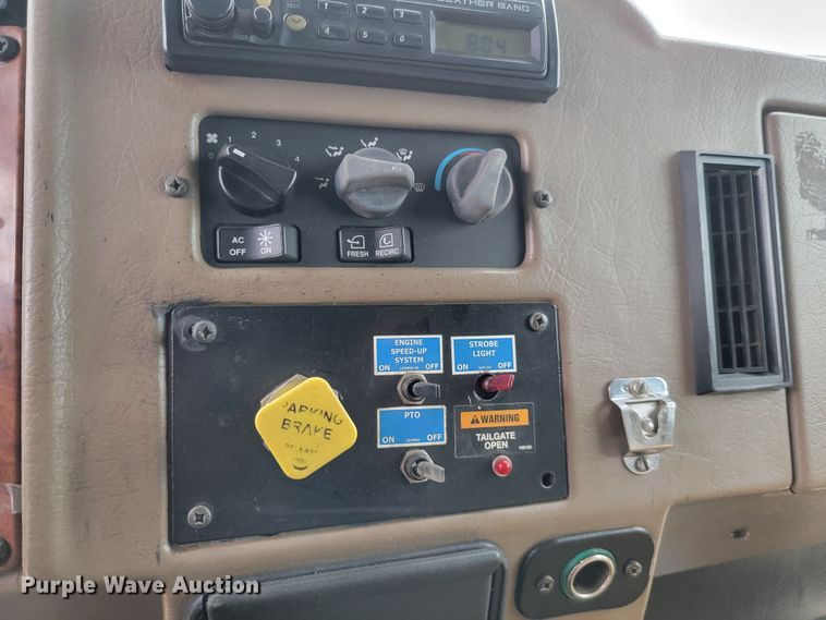 image for item JC9752 2004 Peterbilt 330  refuse truck