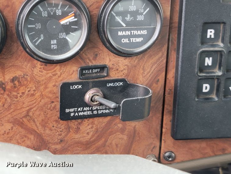 image for item JC9752 2004 Peterbilt 330  refuse truck