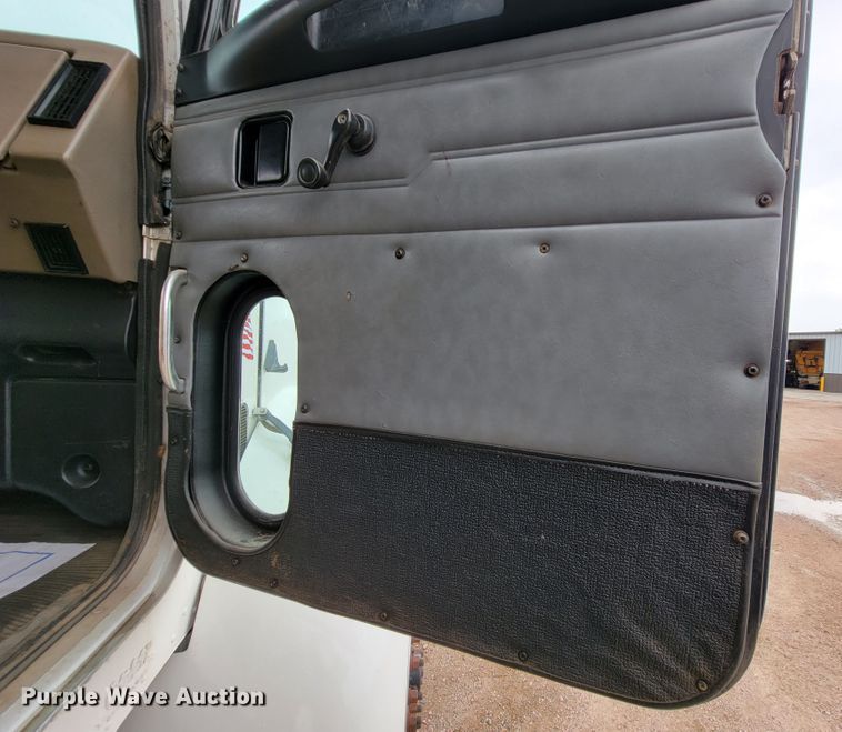 image for item JC9752 2004 Peterbilt 330  refuse truck