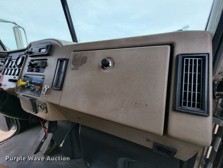 image for item JC9752 2004 Peterbilt 330  refuse truck