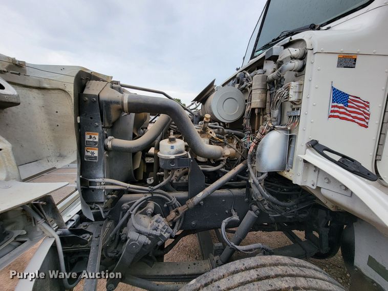 image for item JC9752 2004 Peterbilt 330  refuse truck