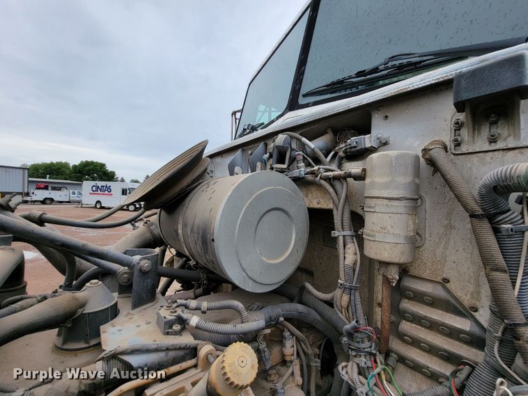 image for item JC9752 2004 Peterbilt 330  refuse truck