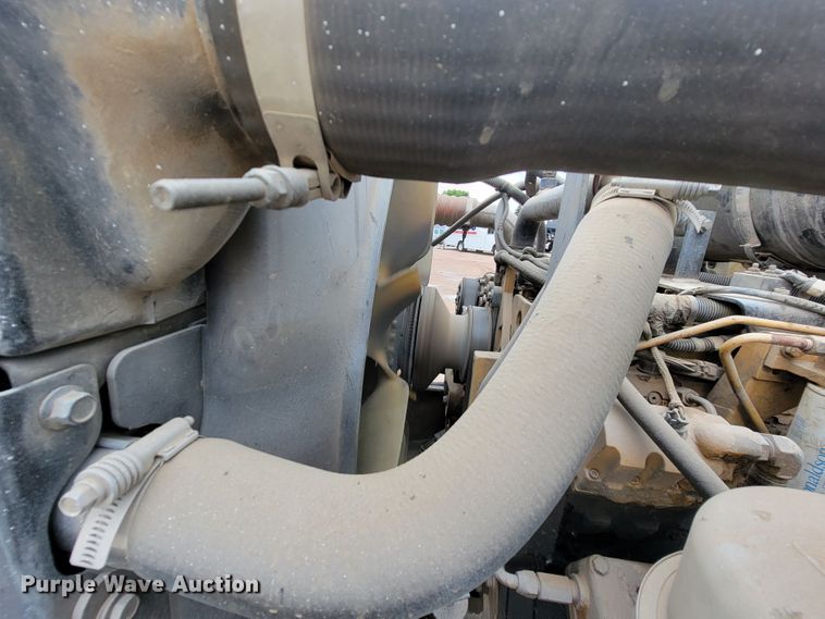 image for item JC9752 2004 Peterbilt 330  refuse truck