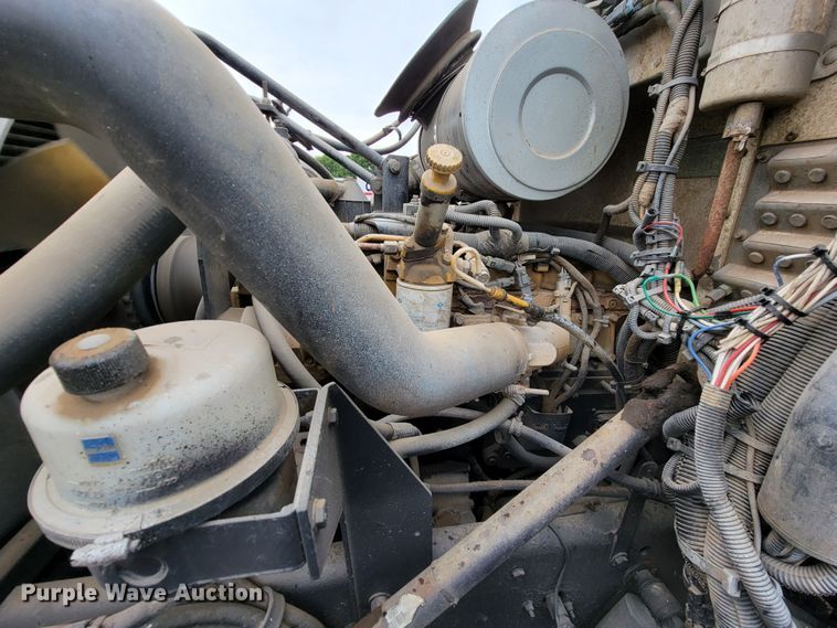 image for item JC9752 2004 Peterbilt 330  refuse truck