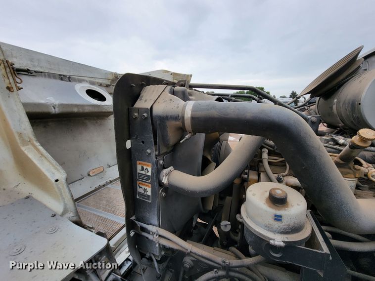 image for item JC9752 2004 Peterbilt 330  refuse truck