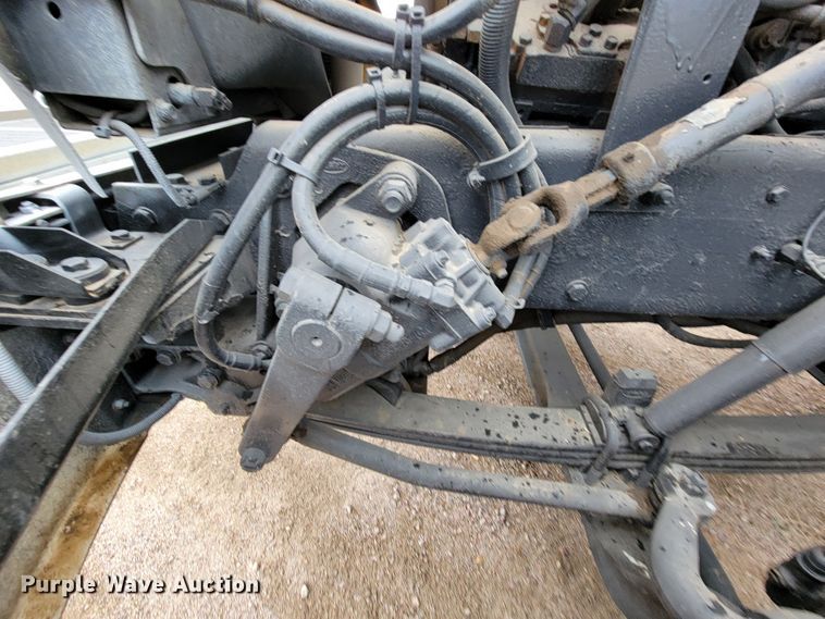 image for item JC9752 2004 Peterbilt 330  refuse truck