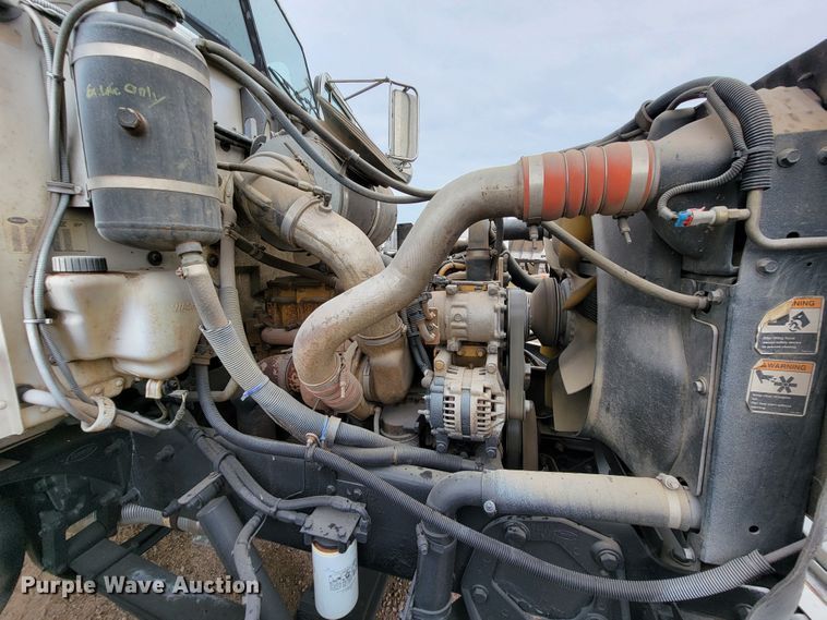 image for item JC9752 2004 Peterbilt 330  refuse truck