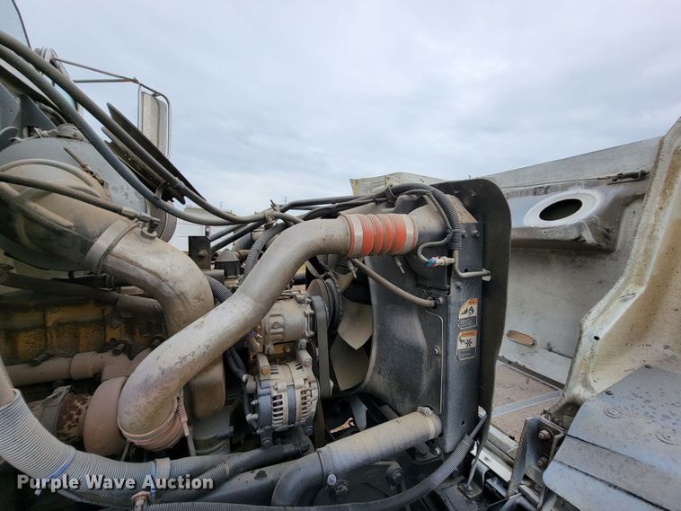 image for item JC9752 2004 Peterbilt 330  refuse truck