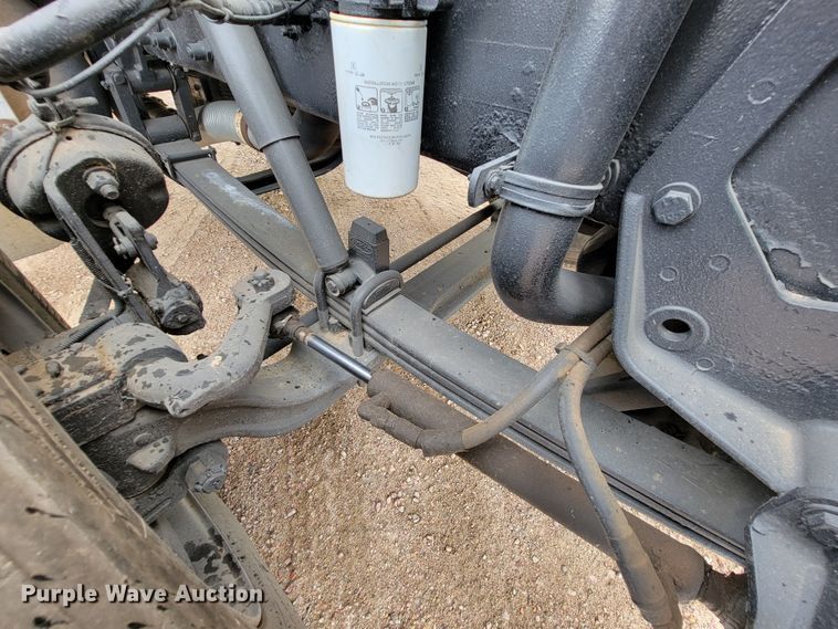 image for item JC9752 2004 Peterbilt 330  refuse truck