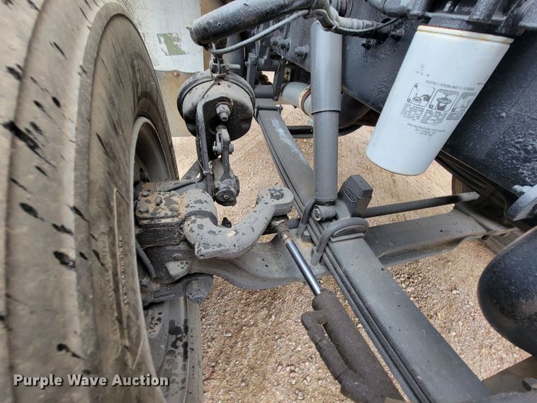 image for item JC9752 2004 Peterbilt 330  refuse truck