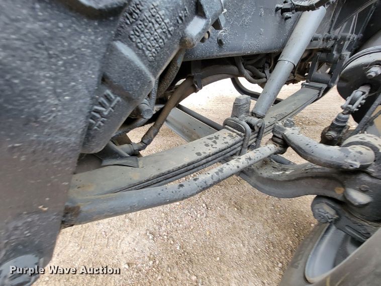 image for item JC9752 2004 Peterbilt 330  refuse truck