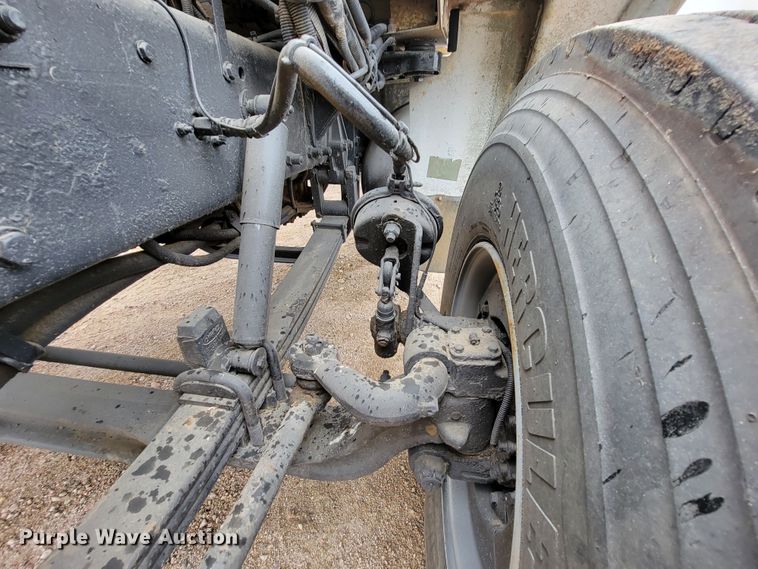 image for item JC9752 2004 Peterbilt 330  refuse truck