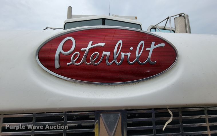 image for item JC9752 2004 Peterbilt 330  refuse truck