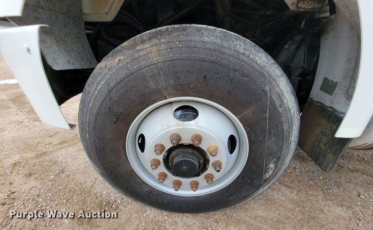 image for item JC9752 2004 Peterbilt 330  refuse truck