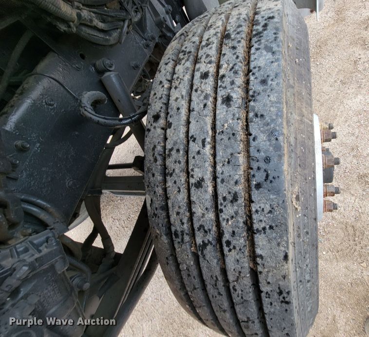 image for item JC9752 2004 Peterbilt 330  refuse truck