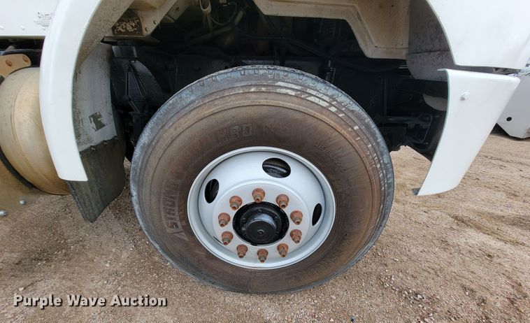 image for item JC9752 2004 Peterbilt 330  refuse truck