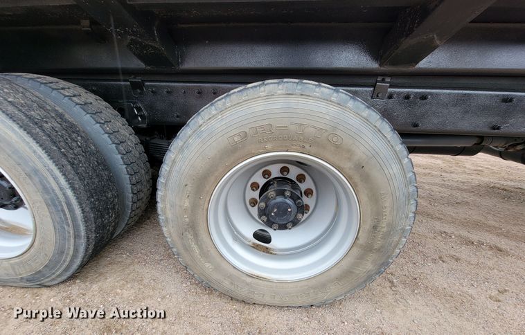 image for item JC9752 2004 Peterbilt 330  refuse truck