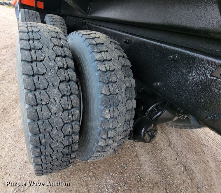 image for item JC9752 2004 Peterbilt 330  refuse truck