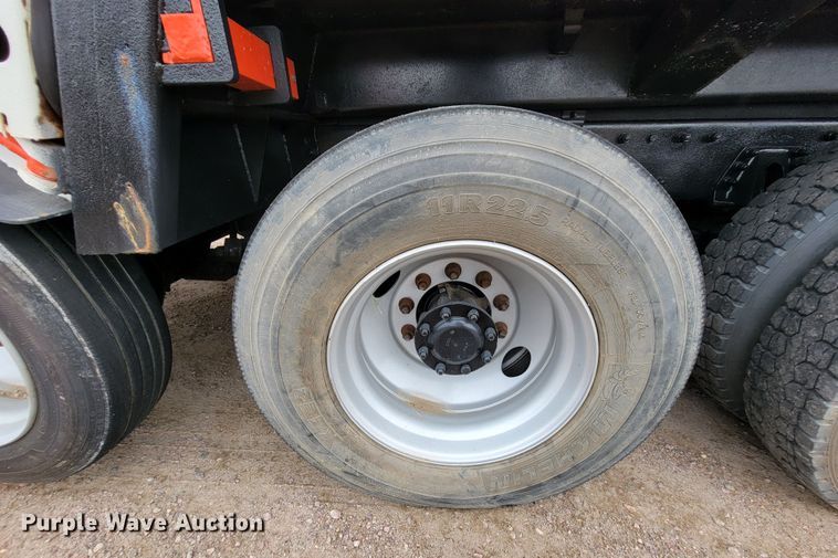 image for item JC9752 2004 Peterbilt 330  refuse truck