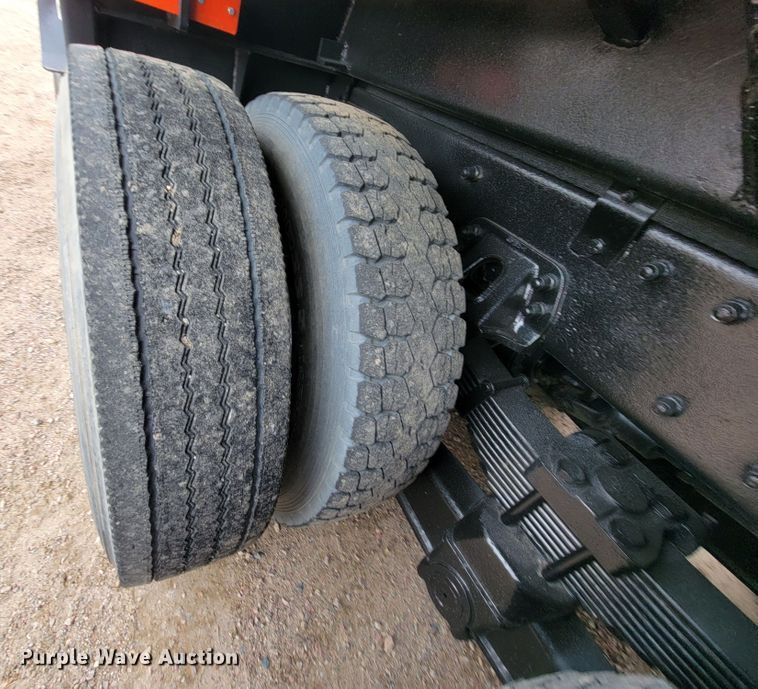 image for item JC9752 2004 Peterbilt 330  refuse truck