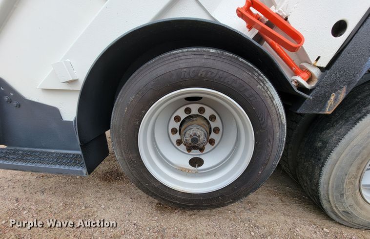 image for item JC9752 2004 Peterbilt 330  refuse truck