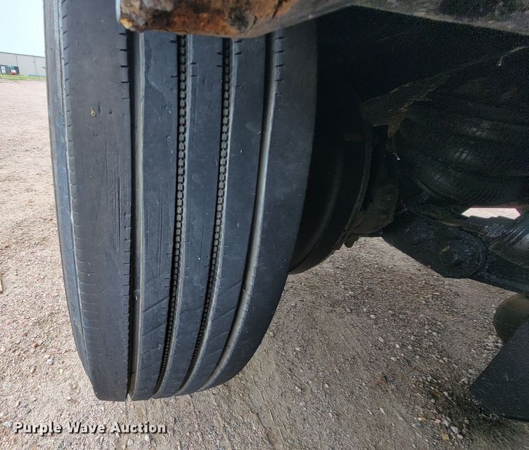 image for item JC9752 2004 Peterbilt 330  refuse truck