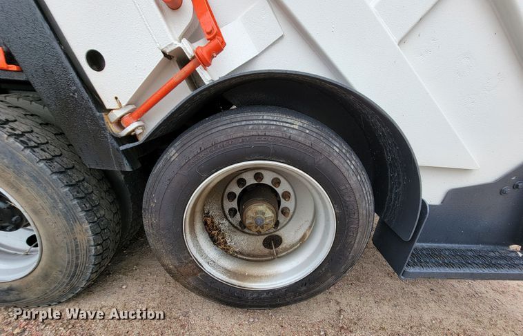 image for item JC9752 2004 Peterbilt 330  refuse truck