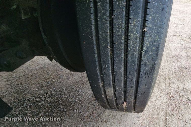 image for item JC9752 2004 Peterbilt 330  refuse truck