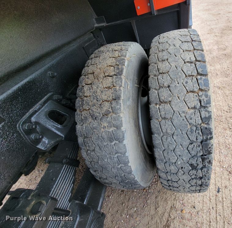 image for item JC9752 2004 Peterbilt 330  refuse truck