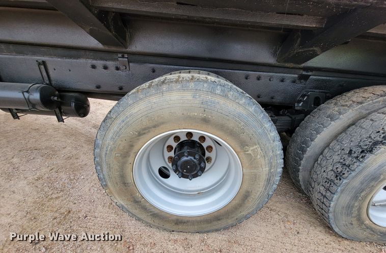 image for item JC9752 2004 Peterbilt 330  refuse truck