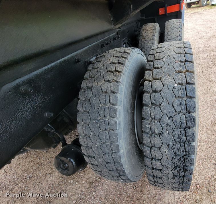 image for item JC9752 2004 Peterbilt 330  refuse truck