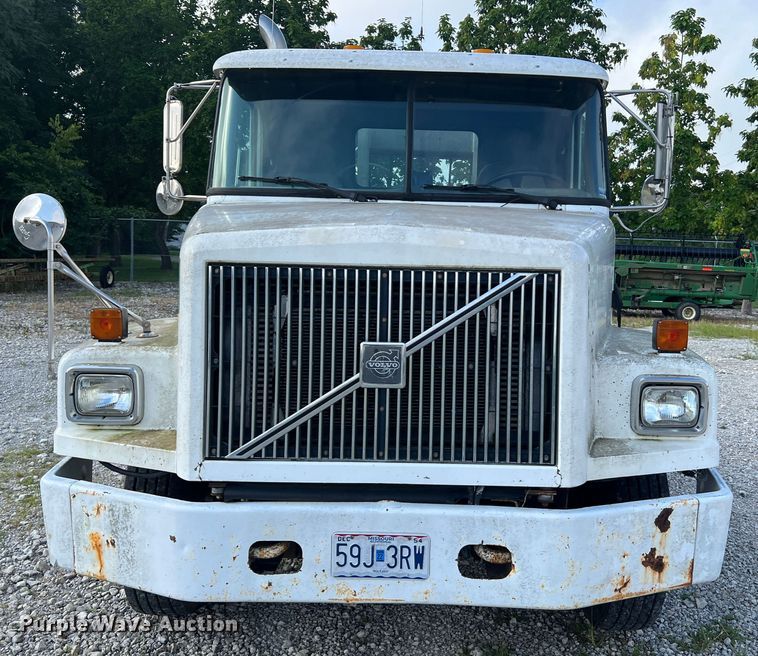 image for item JM9169 1999 Volvo  semi truck