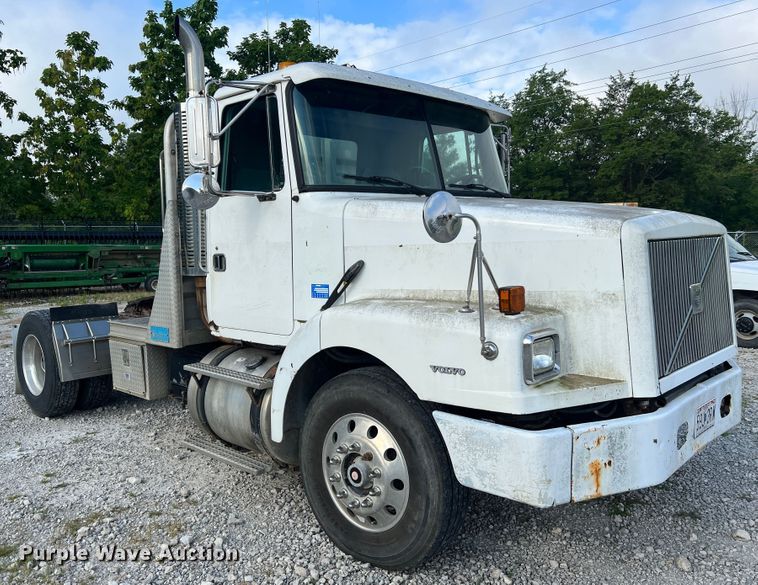 image for item JM9169 1999 Volvo  semi truck