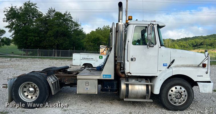 image for item JM9169 1999 Volvo  semi truck