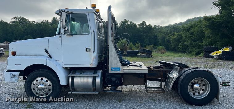 image for item JM9169 1999 Volvo  semi truck