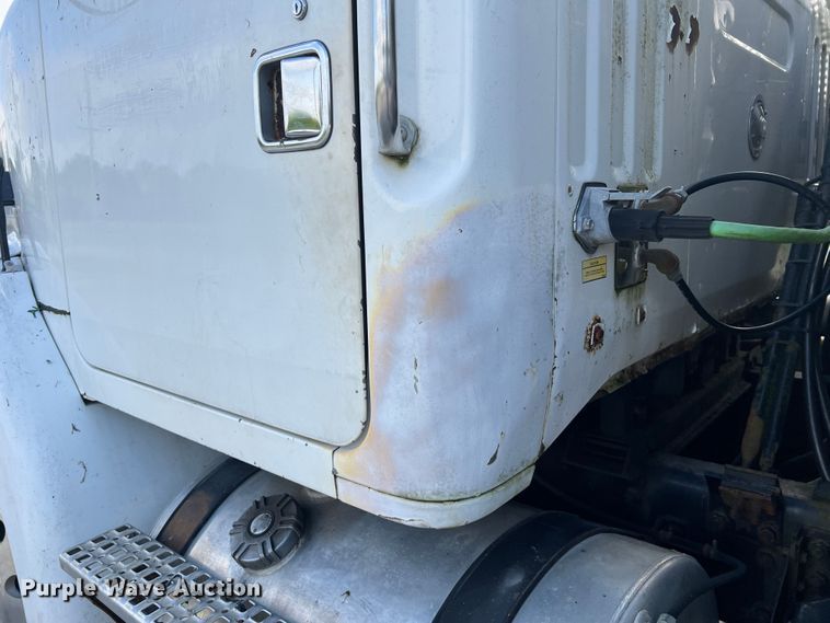 image for item JM9169 1999 Volvo  semi truck